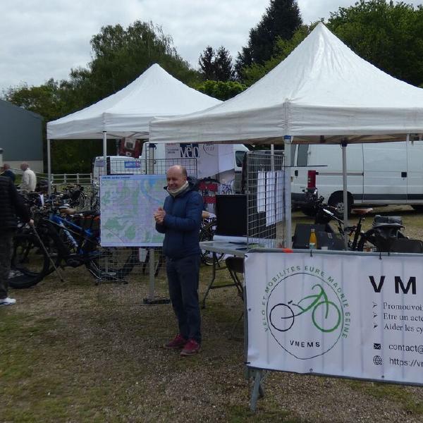 Une personne qui tient le stand d'une association