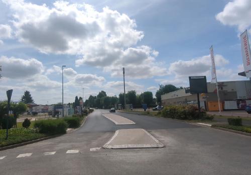 Vue d'une rue avec une partie de bitume fraichement rénové.